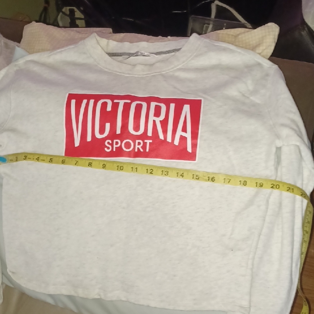 Victoria Sport  Lonh Sleeve Like New